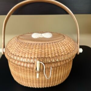 Nantucket style summer handbag with ivory lock and scallop shells as design